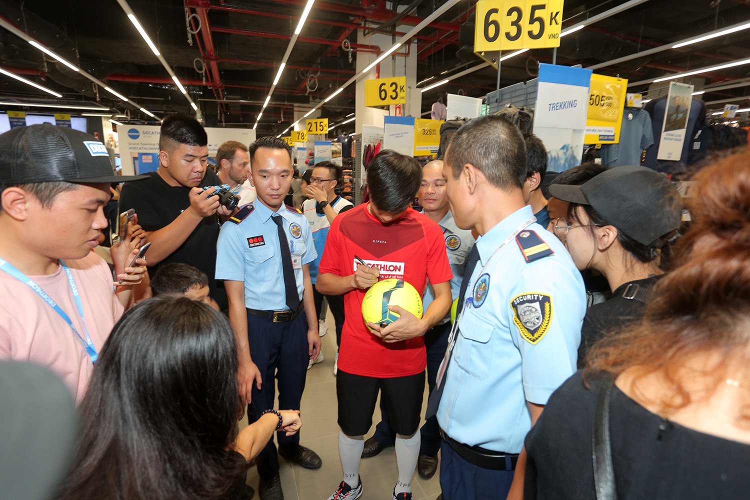 Tuyển thủ Phan Văn Đức ‘hút fan’ ngày Decathlon Hà Nội khai trương cửa hàng đầu tiên Tuyển thủ Phan Văn Đức ‘hút fan’ ngày Decathlon Hà Nội khai trương cửa hàng đầu tiên